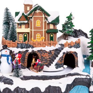 Yılbaşı Süsü Dekor Hareketli Müzikli Işıklı Noel Baba Kızak Dağ Evi Figürlü Kahverengi-Beyaz 20x20 Cm.
