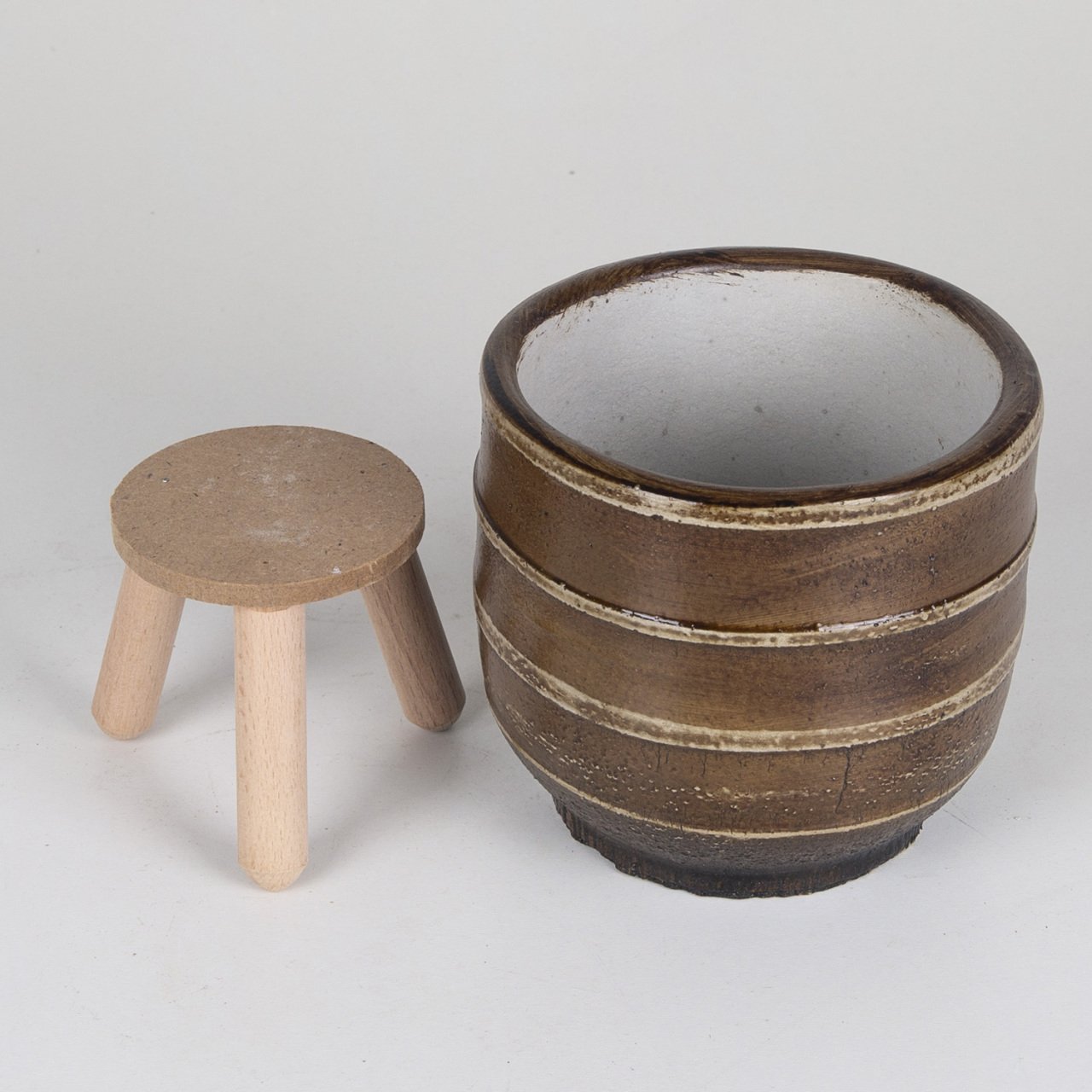 Ayaklı Yatay Çizgili Orta Boy (orkidelik) Kahverengi Eskitme Beton Saksı 1 Lt