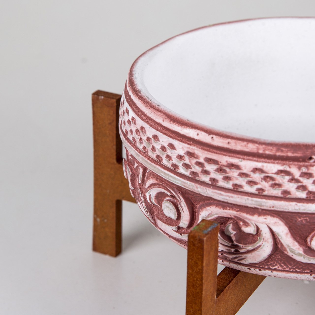 Veramaya Standayaklı Korint Tarzı Bordo Beton Saksı 19x14 Cm