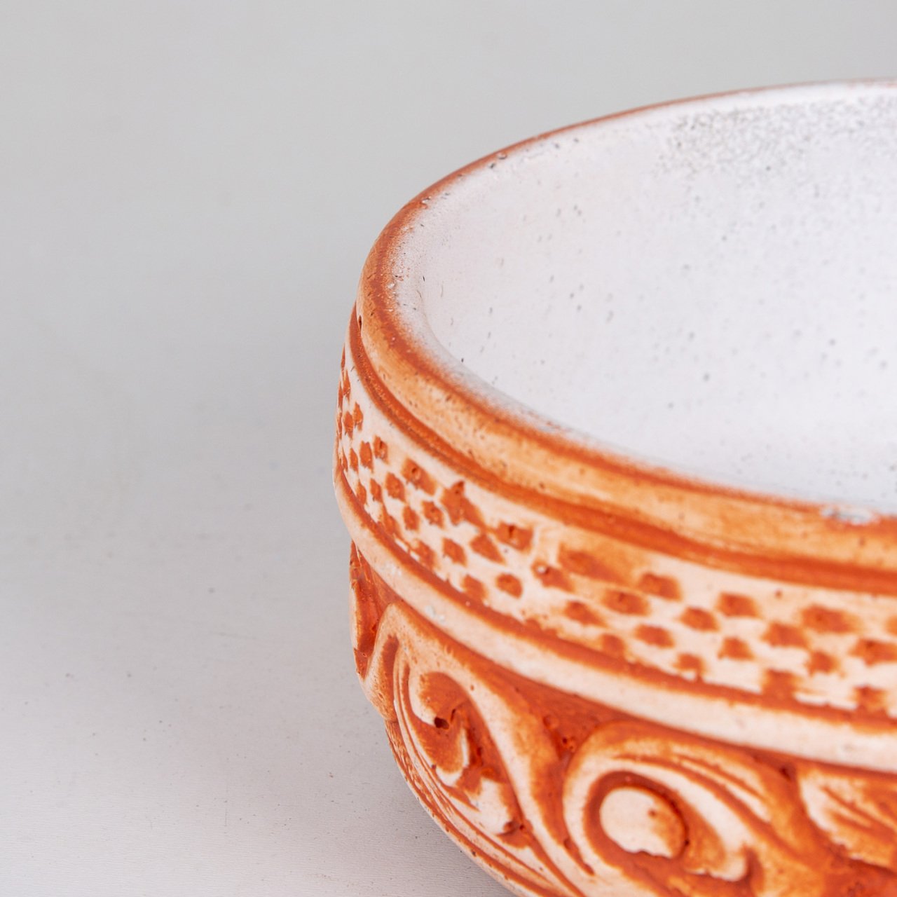 Veramaya Çiçek Motifli Oval Kiremit Renk Beton Saksı 33x10x17 Cm